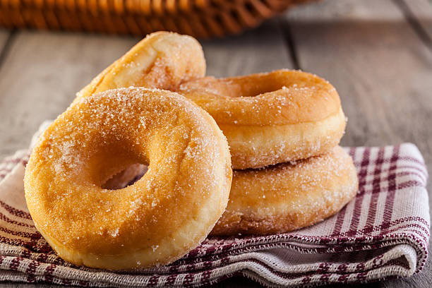 Article image, Sajian Roti yang Digoreng, Dibawa Oleh Imigran Belanda di Amerika, Lubang di Tengah yang Jadi Ciri Khas, Penamaan Donat, Pembuatan Donat Otomatis, Donat Masa Kini