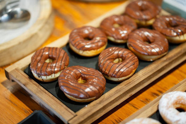 Article image, Sajian Roti yang Digoreng, Dibawa Oleh Imigran Belanda di Amerika, Lubang di Tengah yang Jadi Ciri Khas, Penamaan Donat, Pembuatan Donat Otomatis, Donat Masa Kini