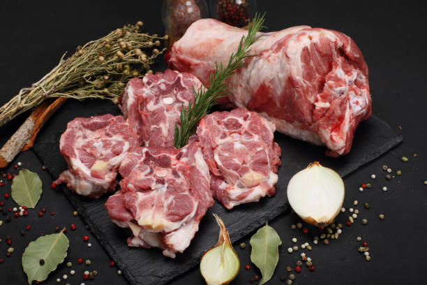 Jangan Sembarangan! Ini Tips Mengolah Daging Hewan Kurban yang Benar, 1. Jangan Mencuci Daging, 2. Boleh Dicuci Kalau Mau Langsung Diolah, 3. Diamkan Daging dan Pisahkan Per Potongan, 4. Bungkus Dengan Daun Pepaya, 5. Lemaskan Daging Pakai Nanas, 6. Perhatikan Teknik Memotong Daging, 7. Marinasi Pakai Rempah atau Jeruk Nipis