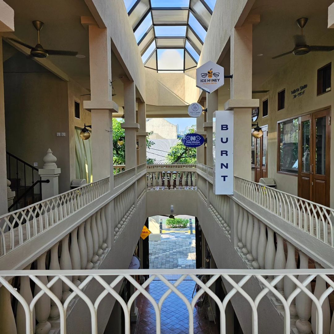 Oma Huis, Tempat Hangout Baru di Jakarta Selatan dengan Vibes Vintage, 1. Kantin Oma, 2. Abadi Noodle, 3. Gudi Bake, 4. Ono Poke Kitchen, 5. Furutu Sando, 6. Burnt Burger, 7. Ice Honey