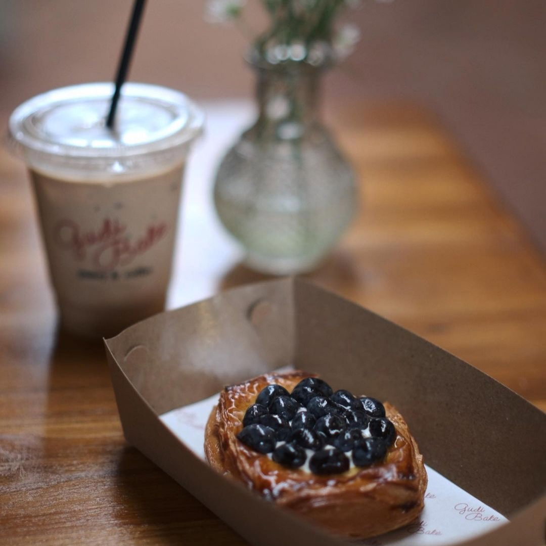 Oma Huis, Tempat Hangout Baru di Jakarta Selatan dengan Vibes Vintage, 1. Kantin Oma, 2. Abadi Noodle, 3. Gudi Bake, 4. Ono Poke Kitchen, 5. Furutu Sando, 6. Burnt Burger, 7. Ice Honey