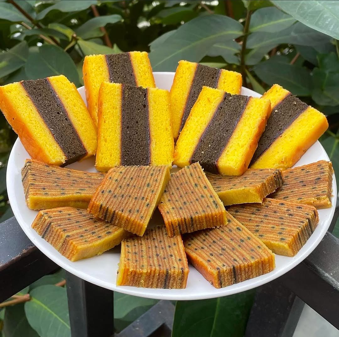 Apa Beda Lapis Legit dan Lapis Surabaya? Ini Jawabannya!, Lapis legit, Lapis Surabaya, Jumlah lapisan, Bahan baku, Aroma dan rasa, Teknik pembuatan