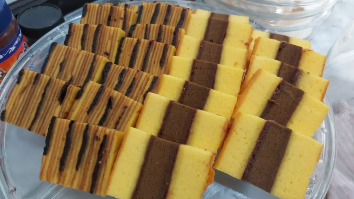 Apa Beda Lapis Legit dan Lapis Surabaya? Ini Jawabannya!, Lapis legit, Lapis Surabaya, Jumlah lapisan, Bahan baku, Aroma dan rasa, Teknik pembuatan