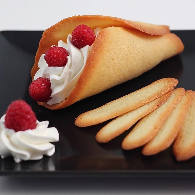 Sejarah Kue Lidah Kucing, Idola Saat Hari Raya, Asal-Usul Kue Lidah Kucing, Lidah Kucing Saat Hari Raya, Lidah Kucing di Berbagai Negara, Seperti Apa Rasa Lidah Kucing?, Varian Kue Lidah Kucing