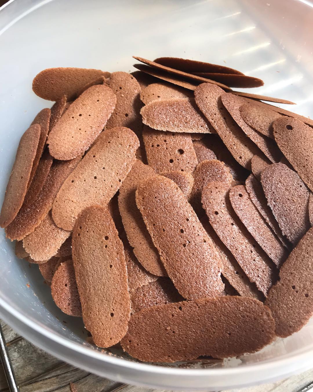 Sejarah Kue Lidah Kucing, Idola Saat Hari Raya, Asal-Usul Kue Lidah Kucing, Lidah Kucing Saat Hari Raya, Lidah Kucing di Berbagai Negara, Seperti Apa Rasa Lidah Kucing?, Varian Kue Lidah Kucing