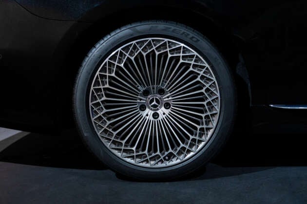 2026 Mercedes-Benz S-Class facelift – W223 gains MBUX Superscreen, flat-plane V8, trick suspension