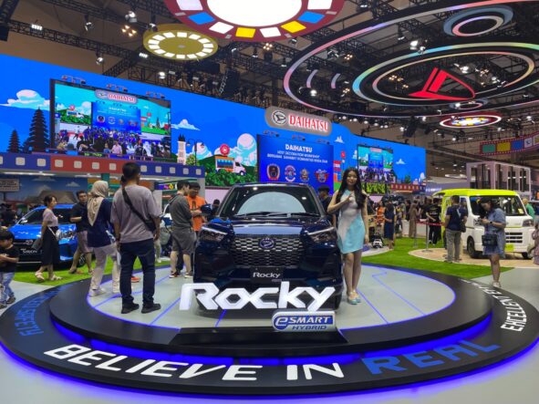 SUV hybrid kompak Daihatsu Rocky e-smart Hybrid