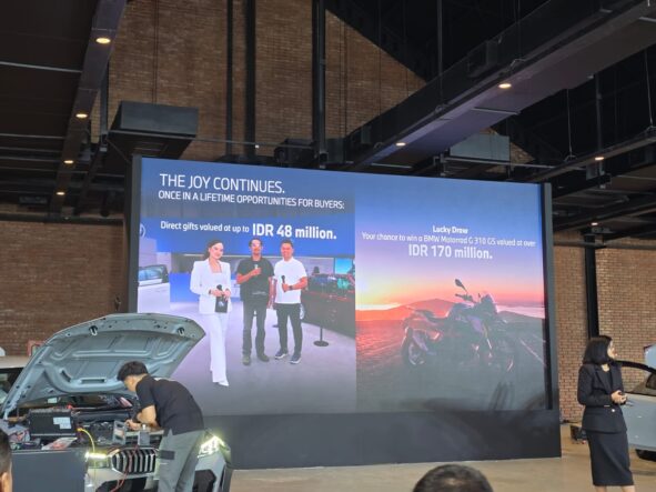 SPK mobil BMW berhadiah motor di BMW Festival of Joy