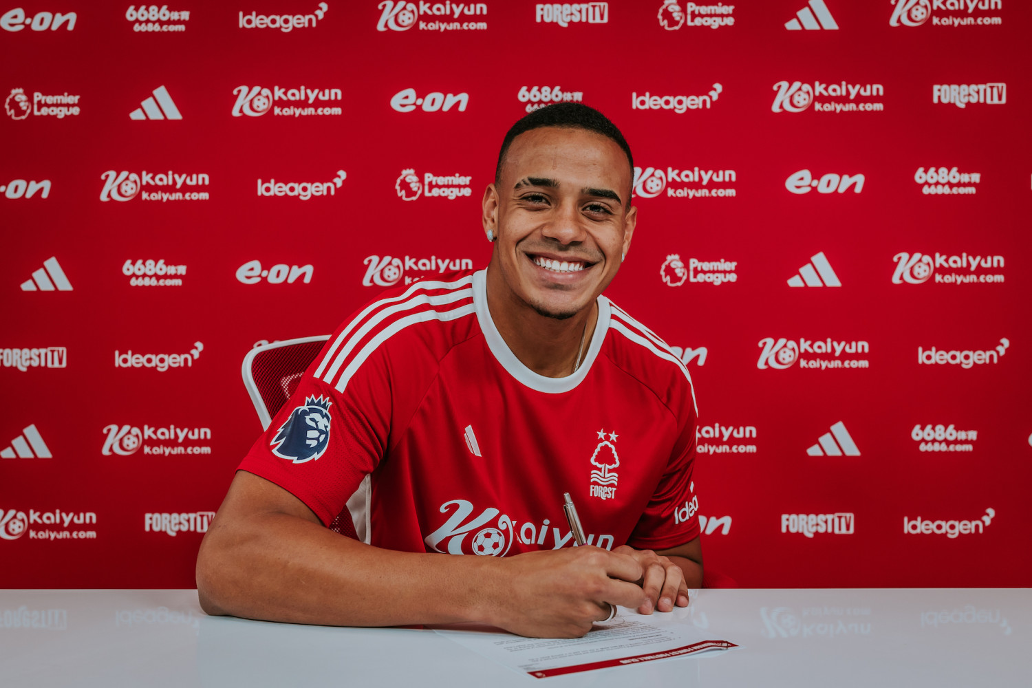 Barcelona incar bek Nottingham Forest, Murillo