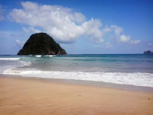 Wisata Pantai Pulau Merah Banyuwangi
