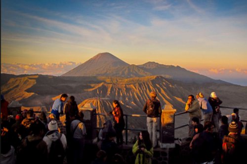 1. Gunung Bromo, 2. Pantai Pasir Putih, 3. Telaga Sarangan, 4. Ranu Kumbolo Gunung Semeru, 5. Pulau Sempu, 6. Pantai Plengkung, 7. Pantai Bandealit, 8. Pantai Sendang Biru, 9. Pulau Merah, 10. Pantai Balekambang, 11. Kawah Ijen Banyuwangi&nbsp;, 12. Jawa Timur Park (Jatim Park) 1, 13. House of Sampoerna, 14. Wisata Bahari Lamongan&nbsp;, 15. Pantai Papuma Jember, 16. Gunung Kelud Kediri, 17. Maharani Zoo &amp; Goa, 18. Pemandian Air Panas Cangar Jawa Timur, 19. Arung Jeram Songa Probolinggo, 20. Air Terjun Madakaripura Probolinggo, 21. Air Terjun Coban Rondo, 22.&nbsp;Puncak B-29, 23. Simpang Lima Gumul – KEDIRI, 24. Gumul Paradise Island Kediri, 25. Taman Langit Gunung Banyak, 26. Jatim Park 2 Malang, 27. Taman Rekreasi Selecta, 28. Wisata Bukit Jaddhih, 29. Air Terjun Dlundung, 30. Predator Fun Park Batu, 31. Eco Green Park, 32. Taman Bungkul, 33. Pantai Batu Bengkung, 34. Air Terjun Putuk Truno, 35. The Grand Taman Safari Prigen Jawa Timur, 36. Pantai Kelapa Tuban, 37. Air Terjun Sedudo, Top 37+ Tempat Wisata di Jawa Timur Terbaru & Terhits yang Wajib Dikunjungi