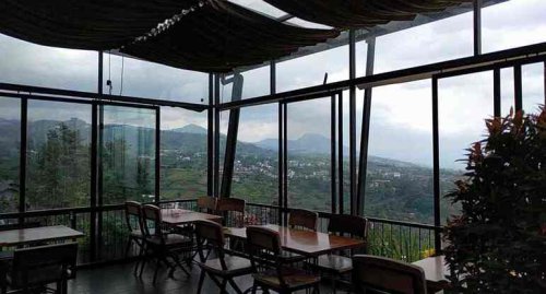 Top 25+ Tempat Makan Romantis di Bandung, Bisa Ajak si Doi Kencan!