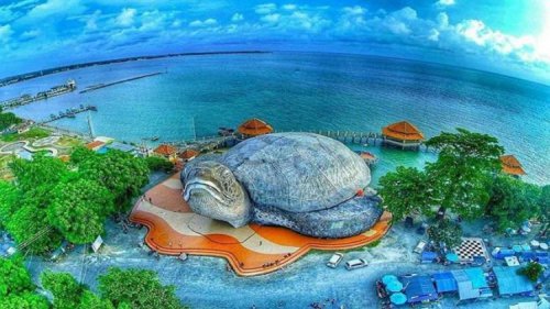 Pantai Kartini Jepara Punya &ldquo;Kura-Kura Raksasa&rdquo; yang Seru untuk Liburan