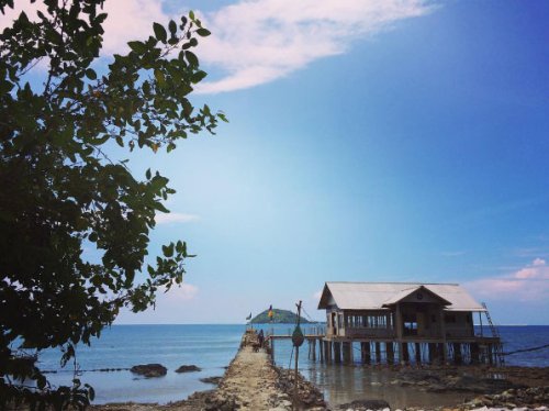 1. Pulau Bawean, 2. Pulau Noko, 3. Pantai Pulau Cina, 4. Pulau Noko Selayar, 5. Pantai Delegan, 6. Pantai Sukaoneng, 7. Pantai Ria, 8. Pantai Kuburan Panjang, 9. Pantai Labuhan, 10. Pantai Terosan, 11. Pantai Mayangkara, 12. Bukit Kapur Sekapuk, 13. Gunung Surowiti, 14. Air Terjun Laccar, 15. Air Terjun Patar Selamat, 16. Gua Gelang Agung, 17. Air Terjun Putri, 18. Telaga Ngipik, 19. Dynasty Water World, 20. Gua Giri Gajah, 21. Prasasti Gosari, 22. Masjid Agung Gresik, 23. Sendang Banyu Biru Lowayu, 24. Tempat Petilasan Sunan Kalijaga, 25. Tempat Wisata Adenium, 26. Hutan Mangrove Ujungpangkah, 27. Air Terjun Murtalaya, 28. Gua Langsih, 29. Danau Kastoba, 30. Bukit Jamur, 31. Bukit Kapur Suci, 32. Bukit Larangan, 33. Bukit Awan Waterpark, 34. Museum Sunan Giri, 35. Pemandian Air Panas Sangkapura, 36. Bendungan Gerak Sembayat, 37. Tanjung Gaang, 37. Penangkaran Rusa, 39. Kota Lama Gresik, 40. Kampung Kemasan Gresik, 41. Klenteng Kim Hin Kiong, 42. Situs Giri Kedaton &amp; Makam Raden Supeno, 43. Makam Sunan Maulana Malik Ibrahim, 44. Bukit Bintang Gresik, 45. Alun Alun Gresik, 46. Wahana Ekspresi Poesponegoro, 47. Top View, 48. Lembing Kopeng, 49. Telaga Pegat, 50.&nbsp;Wisata Petik Buah Naga, 51. Pulau Mengare, 52. Makam Siti Fatimah, 53. Masjid KH Ahmad Dahlan, 54. Pantai Karang Kering, 55. Pulau Gili, 56. Makam Sunan Prapen, 57. Pantai Mombhul, 58. Mercusuar Dusun Bom Bawean, 1. Nasi Krawu Gresik, 2. Warung Apung Rahmawati, 3. Pucoki House, 4. Dynasty Resto and Cafe, 5. Veranda Cafe and Pasta House Gresik, Top 63+ Tempat Wisata di Gresik Terbaru & Paling Hits yang Wajib Dikunjungi!