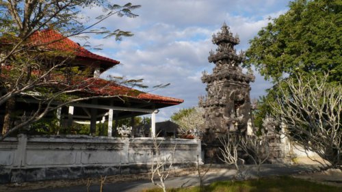 1. Pura Sakenan, 2. Museum Bali, 3. Taman Budaya Bali, 4. Monumen Bajra Sandhi, 5. Pura Tampak Siring, 6. Tegalalang, 7. D’Tukad River Club, 8. Pasar Seni Ubud, 9. Alas Harum Agrotourism, 10. Bali Strawberry Farm &amp; Restaurant, 11. Rumah Gemuk Bali, 12. Museum dan Galeri Seni Rudana, 13. Patung Bayi, 14. The Blanco Renaissance Museum, 15. Museum ARMA, 16. Museum Seni Neka, 17. Museum Subak, 18. Desa Petulu, 19. Desa Wisata Penglipuran, 20. Desa Coklat Bali, 21. Arung Jeram Sungai Ayung, 22. Pemandian Air Panas Yeh Panes Panatahan, 23. Pemandian Air Panas Angseri, 24. Air Terjun Suwat, 25. Air Terjun Kanto Lampo, 26. Air Terjun Blahmantung, 27. Danau Buyan, 28. Pura Ulun Danu, 29. Goa Gajah, 30. Istana Tampaksiring, 31. Pura Gunung Lebah, 32. Pura Malen, 33. Puri Saren Agung, 34. Pura Taman Saraswati, 35. Pura Tirta Empul, 36. Pura Gunung Kawi, 37. Hidden Canyon Beji Guwang, 38. Taman Kota Ciung Wanara Gianyar, 39. Taman Kota Lumintang, 40. Taman Nusa, 41. Elephant Safari Park, 42. Bali Bird Park, 43. Bali Zoo, 44. Terasering Jatiluwih, 45. Terasering Tegalalang, 46. Bukit Campuhan, 48. Pohon Kayu Putih Desa Bayan, 49. Taman Kupu-kupu, 50. Kebun Raya Bali, 51. The Blooms Garden, 52. Monkey Forest Ubud, 53. Alas Kedaton, 54. Tasta Zoo, 55. Air Terjun Tukad Cepung, 56. Air Terjun Nungnung, 57. Objek Wisata Sangeh, 58. Air Terjun Tegenungan, Top 58+ Tempat Wisata di Bali Tengah Terbaru & Hits yang Wajib Dikunjungi!