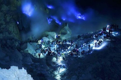 Kawah Ijen: Menyaksikan Keindahan Alam Blue Fire nan Menawan!