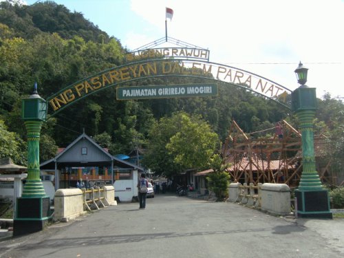 Makam Imogiri: Wisata Sejarah ke Pemakanan Para Raja di Pulau Jawa!