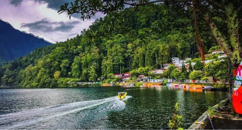 Lokasi Kawasan Wisata Telaga Sarangan, Perjalanan Menuju Lokasi Wisata Telaga Sarangan, Harga Tiket Masuk Ke Kawasan Wisata Telaga Sarangan, Jam Operasional Telaga Sarangan, Fasilitas Wisata Telaga Sarangan, Aneka Aktivitas Seru di Telaga, Fasilitas Penginapan di Kawasan Telaga Sarangan, Oleh-Oleh Khas Wisata Telaga Sarangan, Telaga Sarangan: Harga Tiket, Daya Tarik, Aktivitas, Wahana Seru!