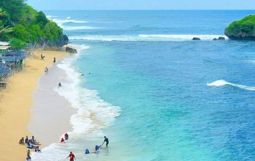 Pantai Sadranan, Harga Tiket, Daya Tarik, Aktivitas Seru, Fasilitas Dll