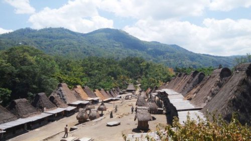 1. Kampung Adat Bena, 2. Taman laut Siung 17 Pulau, 3. Pemandian Air Panas Mangeruda, 4. Wisata Air Terjun Ogi, 5. Puncak Gunung Inerie, 6. Menikmati Senja Di Puncak Bukit Wolobobo, 7. Panorama Manulalu, 8.&nbsp;Air Panas Boba Soka, 9. Pantai Riung, 10. Batu Kodok, 11. Danau Wawomudha, 12. Kampung Adat Belaraghi, 13. Pantai Leko Ena, 14. Air Terjun Wae Roa, 15. Pantai Ena Bhara, 16. Pulau Rutong, 17. Pulau Kelelawar Ontoloe, Top 17+ Tempat Wisata di Ngada Terbaru & Terhits yang Wajib Dikunjungi