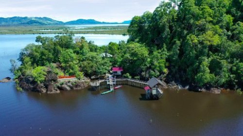 1. Taman Nasional Betung Kerihun, 2. Taman Nasional Danau Sentarum, 3. Danau Empangau, 4. Mupa Kencana atau Danau Piangkuak, 5. Danau Buak, 6. Air Terjun Medang Pulang, 7. Goa Beluan, 8. Pusaka Tunggal, 9. Gurung Makai, 10. Bukit Semujan, 11. Sarai Ngeri, 12. Air Terjun Biyu, 13. Bukit Sunan, 14. Air Terjun Gansir, 15. Gurung Gadai, 16. Gurung Peranggai, 17. Air Terjun Gurung Sepangin&nbsp;, 18. Hulu Tubuk, 19. Danau Sekawi, 20. Lubuk Semah, 21. Riam Rantau Kalis, 22. Bukit Ampan, 23. Bukit Kedungkang, 24. Sarai Biang, 25. Pulau Begansar, 26. Riam Teset, 27. Bukit Tekenang, 28. Bukit Tilung, 29. Jembatan Gantung Dusun Meliung, 30. Air Terjun Riam Teset, 31. Air Terjun Lempiang, 32. Air Terjun Riam Matu, 33. Kolam Bunga Lita, 34. Riam Kihung, 35. Danau Blairam, 36. Bukit Kulat, 37. Gurung Duayak, 38. Danau Merebung, 39. Rumah Betang Sungai Utik, 40. Rumah Betang Melapi, 41. Masjid At-Taqwa Selimbau, 42. Sungai Kapuas, 43. Air Terjun Saray Brunyau, Top 43+ Tempat Wisata di Kapuas Hulu Terbaik & Terhits yang Wajib Dikunjungi