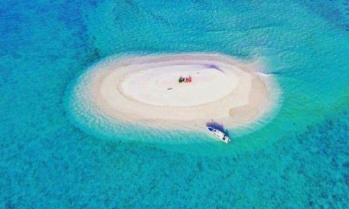 1. Pulau Pasir Busung, 2. Pantai Arung Hijau, 3. Pulau Bawah, 4. Pulau Penjalin, 5. Pantai Kusik, 6. Pulau Temawan, 7. Pantai Tanjung Momong, 8. Pantai Pasir Panjang, 9. Pulau Durai, 10. Pulau Piugus, 11. Selat Rangsang, 12. Air Terjun Tujuh Tingkat Temburun, 13. Pulau Telaga, 14. Pulau Mengkian Panjang, Top 14+ Tempat Wisata di Kepulauan Anambas yang Indah Bak Syurga!