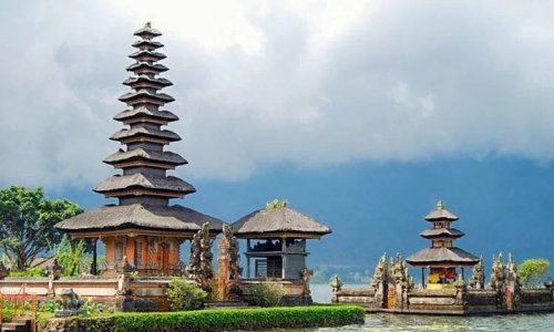 Danau Beratan dan Pura Ulun Danu VIA Twitter.com @rootadventures