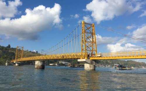 Informasi Umum, Cara Menuju Lokasi Jembatan Kuning Nusa Lembongan, Harga Tiket, Jam Operasional, Keunikan Jembatan Kuning Nusa Ceningan, Jembatan Cinta, Jembatan Kuning Nusa Lembongan, Mengenal&nbsp;Yellow Bridge, Jembatan Ikonik Penghubung Dua Pulau Indah, Menyempatkan diri Berfoto di&nbsp;Yellow Bridge, Yellow Bridge&nbsp;Pernah Ambruk, Jembatan Kuning Tersambung Kembali, Jembatan Kuning Nusa Lembongan Cantik, Yellow Bridge Nusa Ceningan