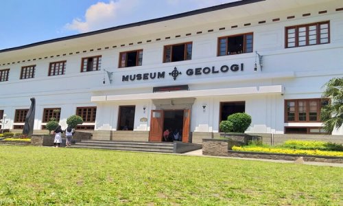Sejarah Museum Geologi Bandung, Lokasi Museum Geologi Bandung, Jam Buka dan&nbsp;Harga Tiket Masuk&nbsp;Museum Geologi Bandung, Koleksi Museum Geologi Bandung, Isi di Dalam Museum Geologi Bandung, Fasilitas, Top 10+ Foto Museum Geologi Bandung: Tiket, Koleksi Isi Museum, Daya Tarik!