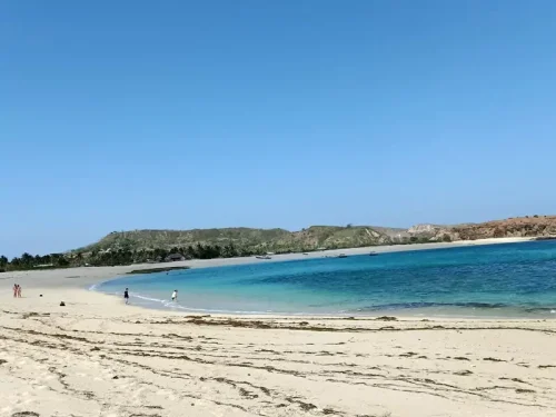 Pantai Tanjung Aan: Harga Tiket, Daya Tarik, Aktivitas Seru, Fasilitas