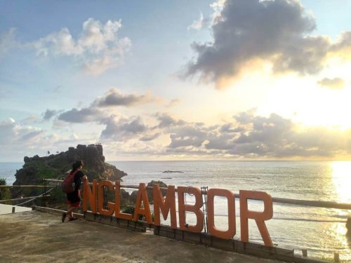 Pantai Nglambor: Harga Tiket, Aktivitas Seru, Daya Tarik, Tips Liburan Dll