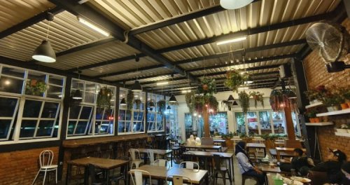 1.&nbsp;Sabore Kitchen, 2.&nbsp;Secret Garden Cafe, 3.&nbsp;Depdoo, 4.&nbsp;Chicoba Cafe, 5. Mak Ecih Cafe, 6.&nbsp;The Celcius Coffee, 7. Bacil Cianjur, 8. Nicole’s Kitchen and Lounge, 9. Mayoutfit &amp; Cafe, 10. Tan Keng Cu Resto &amp; Bakery, 11. Twank Kitchen, 12. Cafe 259 Cianjur (Tutup), 13. Mr.Ebood Platinum Sayang, 14. Kilometer95 Coffee, 15. Orange Cafe Cianjur, 16. Arseven Coffee Corner, 17. Acakadut resto &amp; Coffee Shop (Tutup), 18. Resto Wisata Ciherang, 19. Saung De Faqih, 20. Waroeng Botram, 21. MBS Bistro and Cafe (Tutup), 22. Langit Cafe, 23. Cafe Bcny, 24. Kedai Kopi Riung Gunung, 25. Sela Kopi, 26. Imah Kopi Cianjur, 27. Wardis Koffie, 28. 55 Cafe Cianjur, 29. diKala Coffee &amp; Eatery Cianjur, 30. Cimaya (Tutup), 31. Ujala Cafe &amp; Roastery, 32.&nbsp;De Baksoku, 33. Bakso Niku, 34. Cafe Teras ANYUN, 35. M Garden Cafe, Top 35+ Cafe Tempat Nongkrong di Cianjur Hits & Cozy, Resto Buat Kongkow