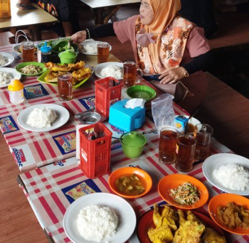 Top 16+ Tempat Makan Ayam Goreng Enak di Bogor, Resto Legendaris