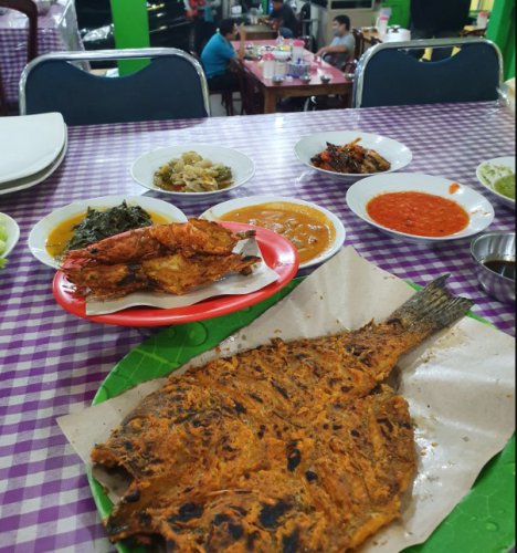 1. Rumah Makan Fuja, 2. AROMA RESTO &amp; COFFEE, 3. Pondok Makan Devi Special Seafood, 4. Seafood &amp; Pempek Mama Oky, 5. Ikan Bakar Bu Tres, 6. TapSung Seafood Padang, 7. Ikan bakar Djoni/Kun, 8. Ikan bakar Pondok Mungil d/h Pak Tris, 9. Mahakam Cafe &amp; Resto, 10. Apollo Seafood, 11. Mr. Seafood GOR H. Agus Salim Padang, Top 11+ Restoran Seafood di Kota Padang Paling Enak & Legendaris, Wajib Coba!