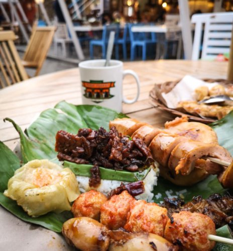 1. Cafe Tiga Ceret, 2. Omah Londo, 3. Wedangan Mantap, 4. Wedangan Pendhopo, 5. WEDANGAN Cangkir Blirik, 6. Wedangan Nala Gareng, 7. Wedangan Mbah Wiryo, 8. Angkringan Omah Semar, 9. Wedangan Echo(honggowongso), 10. Wedangan Basuki Sondakan, 11. Wedangan Radjiman Plus, 12. Angkringan Murah Special Bu Nduth Pokwe, Top 12+ Angkringan di Solo Paling Populer dengan Menu yang Enak!