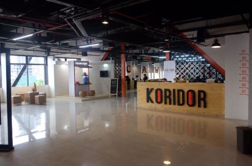 1. Koridor Coworking Space, 2. VISMA | Coffee, Art &amp; Co – Working Space, 3. Urban Office, 4. Milieu Space, 5. Nugaspace, 6. NutriHub Surabaya (New Location), 7. C2O Library &amp; Collabtive, 8. GoWork MNC Tower Surabaya – Coworking and Office Space, 9. Revio Space : Sewa Kantor, Rental Office &amp; Meeting, 10. IdeaHub Coworking Space, 11. TIFAhub Coworking Space, 12. PACO Coworking Space, 13. Zimo Office Building, 14. MyCo Coworking Space and Cafe, 15. GeldSpace Coworking Surabaya, 16. SUB Co Spazio, 17. eos (Entrepreneur Office Solutions) Sewa Kantor Surabaya, 18. HUB coworking space, Top 18+ Coworking Space di Surabaya Paling Nyaman Buat Kerja & Nugas!
