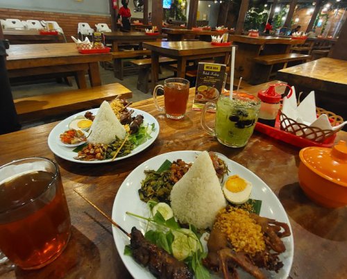 Top 13+ Tempat Makan Bebek di Bandung Paling Enak &amp; Legendaris!