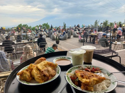 Top 15+ Cafe di Puncak Bogor View Spektakuler, Coffee Shop &amp; Resto Hits!