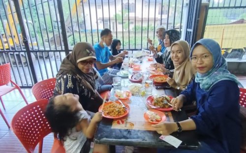 1. Mie Aceh Titi Bobrok, 2. Mie Ayam Jamur Spesial Haji Mahmud, 3. Mie Ayam Jamur Brimob, 4. Mie Tiong SIM, 5. Mie Ayam Jamur RESTU, 6. YY Mie Pansit, 7. Mie Pangsit Awai, 8. Mie Ayam Kumango, 9. Bakmi Hock Seng, 10. Mie Ayam Waringin 1C, 11. Bakmi Khek, 12. Mie Hokkian SP 16, Top 12+ Rekomendasi Warung Mie Enak di Medan yang Legendaris