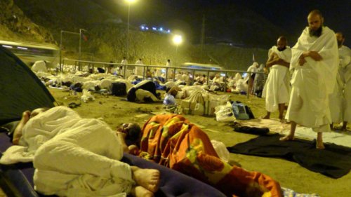 Puncak ibadah haji tahun 2025, Wukuf di Arafah 9 Zulhijah 1446 H, Senja menuju Muzdalifah., Jemaah haji di Arafah, Seorang petugas haji membantu jemaah di Miqat Bir Ali Madinah, Tips Menjaga Kesehatan Jemaah Haji Usai Wukuf di Arafah: Kunci Haji yang Lancar dan Mabrur