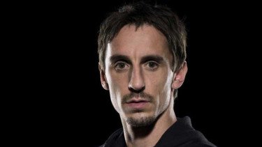 Mengerikan, Gary Neville Dihina Brutal di Jalanan