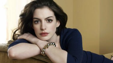 Viral Ucap Insya Allah, Momen Anne Hathaway Sumringah Diberi Alquran oleh Fans saat di Red Carpet