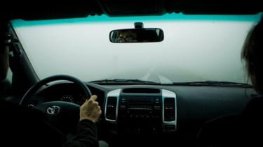 Cara Paling Efektif Hilangkan Embun di Kaca Mobil