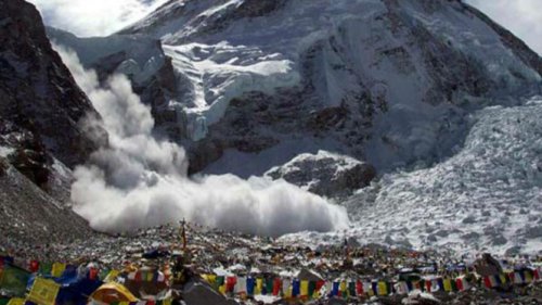 Badai Salju, Sekitar 1.000 Turis Terjebak di Lereng Everest