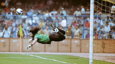 Top 30+ Tahun Berselang, Rene Higuita Masih Gila: Aksi Scorpion Kick Kembali Menggetarkan Stadion