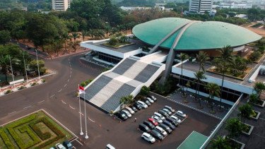 RI Mulai 'Kencangkan Ikan Pinggang', Gedung DPR Dipadamkan Setiap Malam hingga Jatah BBM Pejabat Dikurangi
