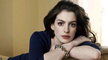 Anne Hathaway Viral Usai Ucapkan &ldquo;InsyaAllah&rdquo; dalam Wawancara Terbaru