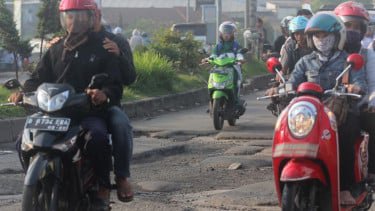Viral Dua Pemotor Adu Jotos di Exit Tol Sawangan Hingga Buat Macet, Penyebabnya Bikin Geleng Kepala