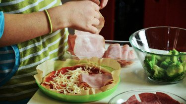 Dari Dapur Sempit ke Ratusan Pesanan: Kisah Emak-emak Raih Banyak Cuan Lewat Masakan Rumah