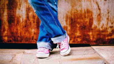 Trik Tampil Stand Out Pakai Sneakers Low Profile, Kunci Gaya Simpel yang Kini Digemari